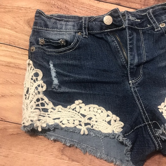 Jean shorts with white/ivory lace - Picture 6 of 9